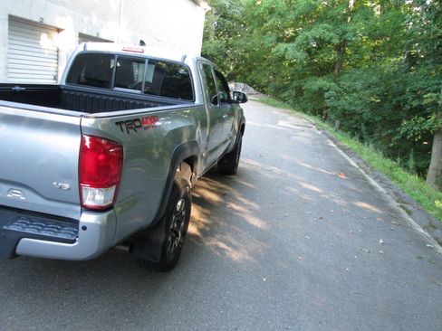 Used 2016 Toyota Tacoma TRD Off-Road w/ Premium & Technology Package AWD/4WD image 10