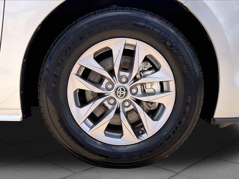 Used 2024 Toyota Sienna XLE FWD image 11