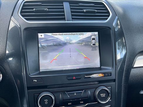 Used 2018 Ford Explorer XLT w/ Equipment Group 201A AWD/4WD image 27