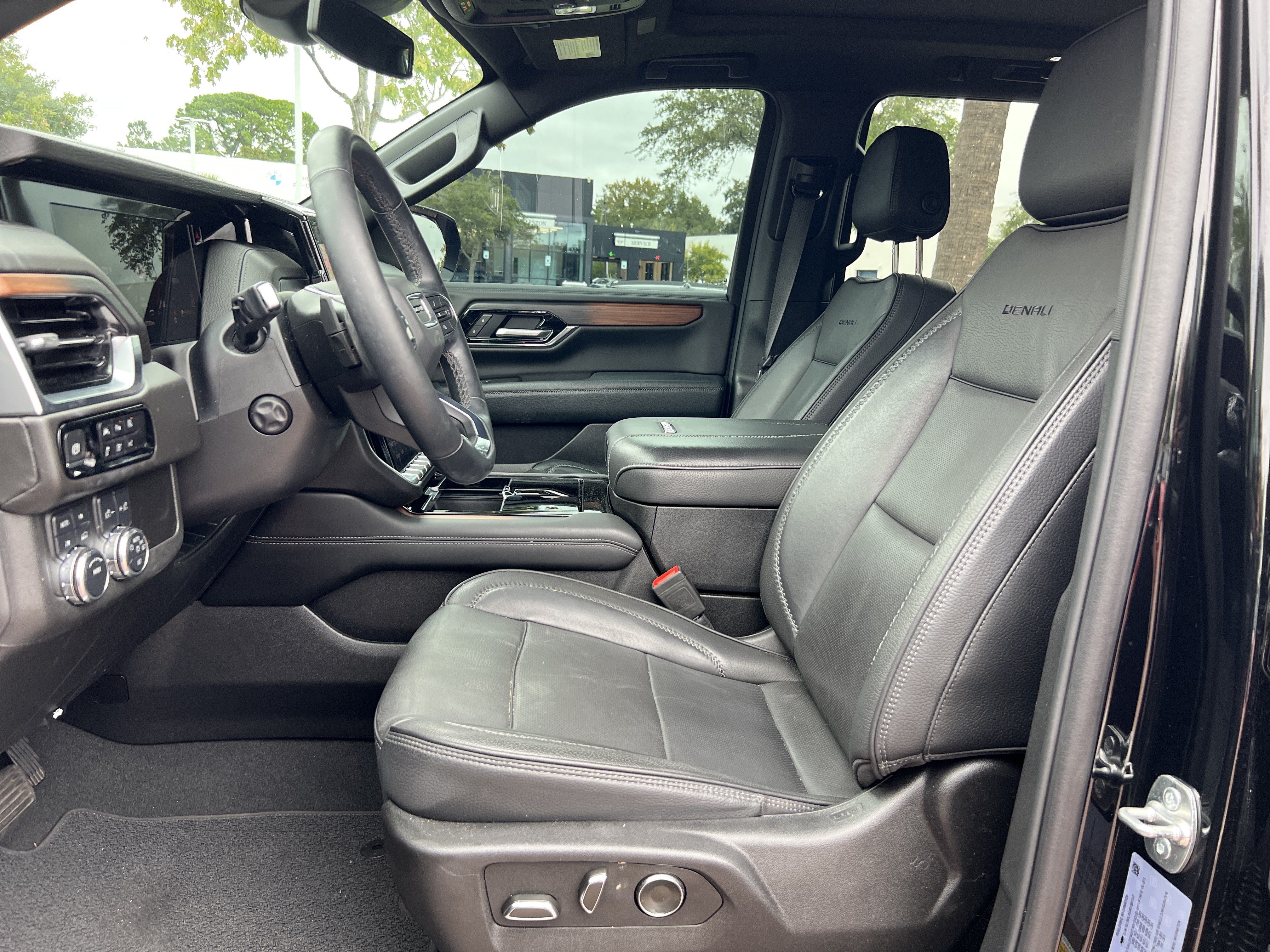 Used 2025 GMC Yukon XL Denali w/ Sun & Power Step Package AWD/4WD image 16