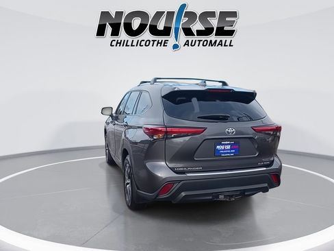 Used 2023 Toyota Highlander XLE image 7