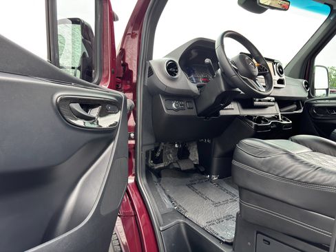 Used 2024 Mercedes-Benz Sprinter 2500 image 15