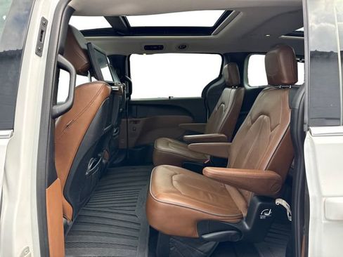 Used 2018 Chrysler Pacifica Limited w/ Tire & Wheel Group image 11