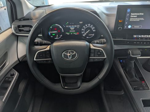 Certified 2025 Toyota Sienna XLE FWD image 19