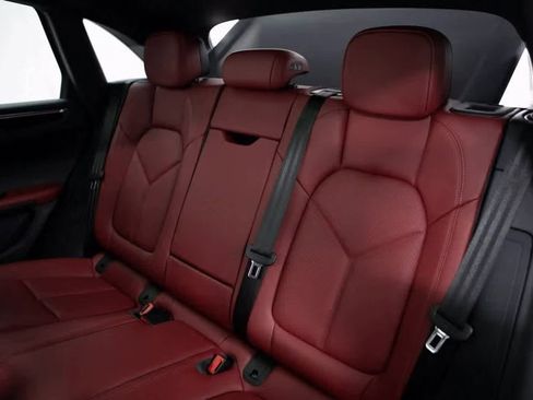 Certified 2025 Porsche Macan image 30