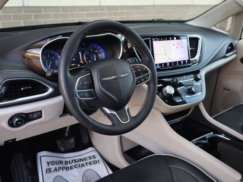 Used 2022 Chrysler Pacifica Limited FWD image 16