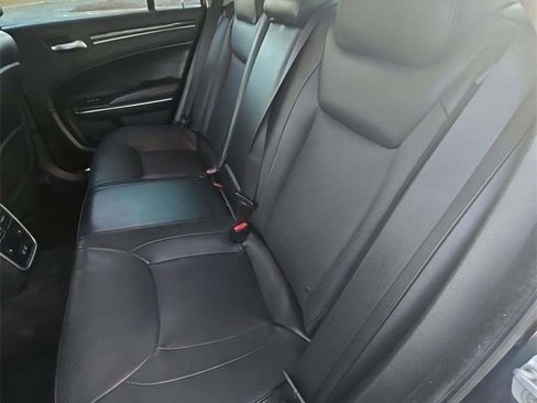 Used 2018 Chrysler 300 Limited image 8
