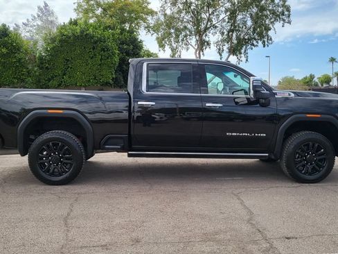 Used 2021 GMC Sierra 2500 Denali w/ Denali Black Diamond Edition AWD/4WD image 11