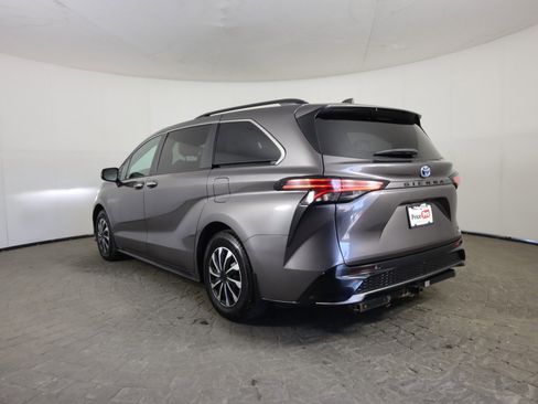Used 2022 Toyota Sienna XSE image 5