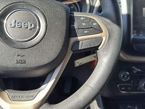 Used 2018 Jeep Cherokee Latitude FWD image 12