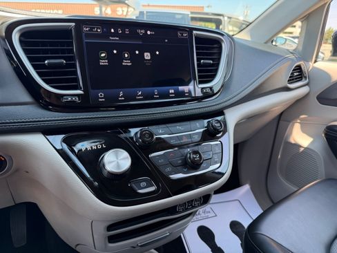Used 2023 Chrysler Pacifica Touring-L FWD image 11