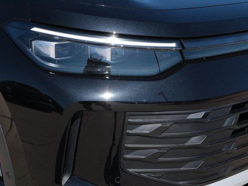 Certified 2025 Volkswagen Tiguan SE FWD image 3