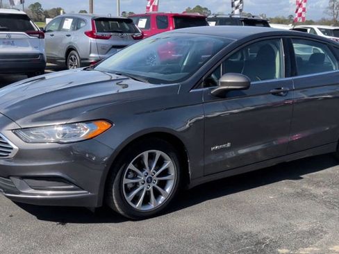Used 2017 Ford Fusion SE image 4