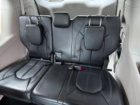 Used 2024 Chrysler Pacifica Touring-L FWD image 23