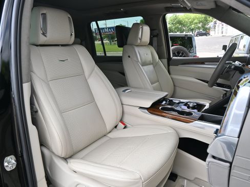 Used 2025 Cadillac Escalade ESV Sport Platinum w/ LPO, ONYX Package AWD/4WD image 76