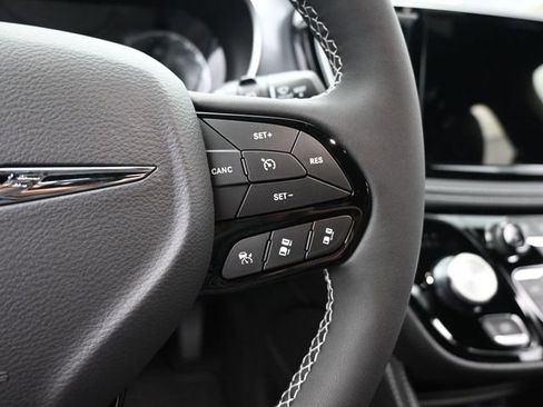 New 2025 Chrysler Pacifica Limited image 32