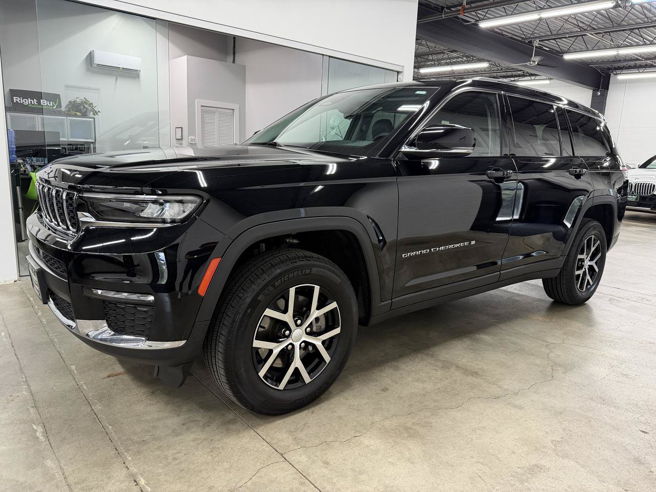 Used 2023 Jeep Grand Cherokee L Limited AWD/4WD image 1
