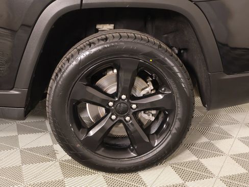 Used 2021 Jeep Grand Cherokee L Laredo RWD image 19