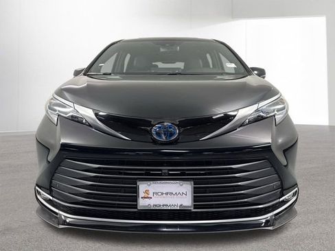 Used 2025 Toyota Sienna Platinum image 27