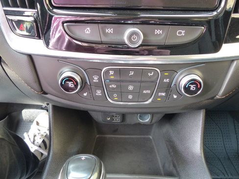 Used 2020 Chevrolet Traverse RS FWD image 32
