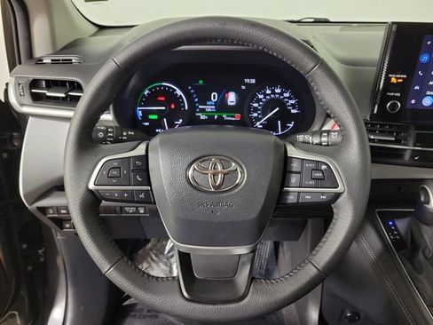 Used 2025 Toyota Sienna XLE FWD image 27