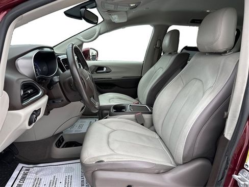 Used 2018 Chrysler Pacifica Touring-L Plus image 10