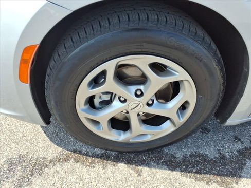 Used 2024 Chrysler Pacifica Limited image 11