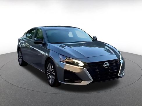 Used 2025 Nissan Altima 2.5 SV FWD image 3