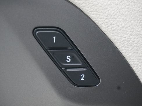 Used 2023 Chrysler Pacifica Touring-L FWD image 17