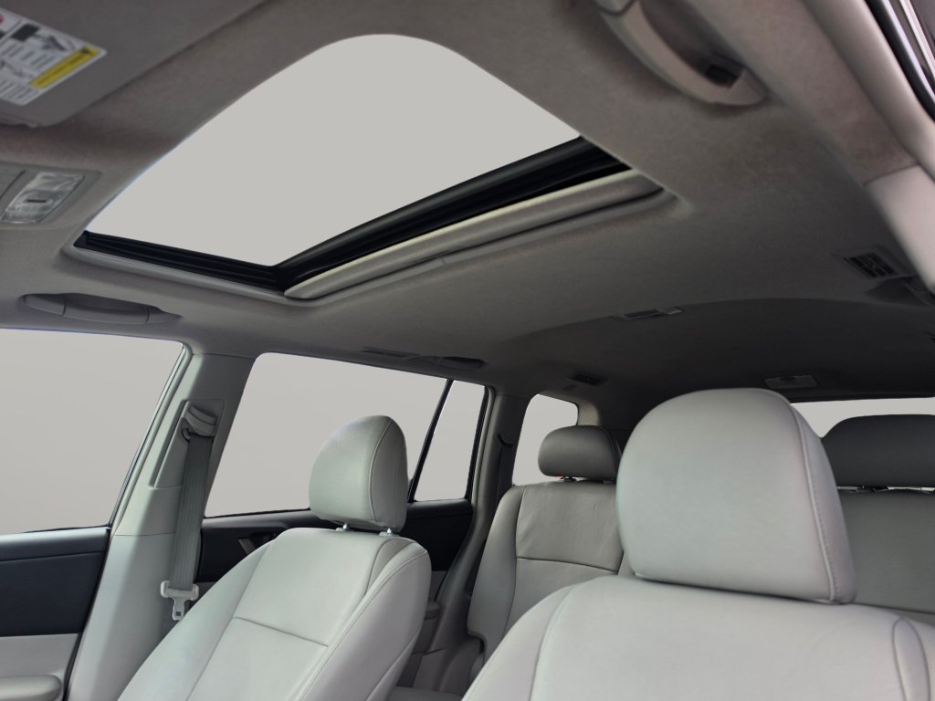 Used 2011 Toyota Highlander SE w/ Tow Pkg FWD image 5