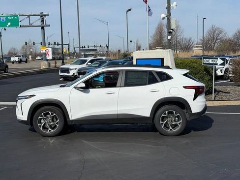 Used 2025 Chevrolet Trax LT w/ Driver Confidence Package image 2