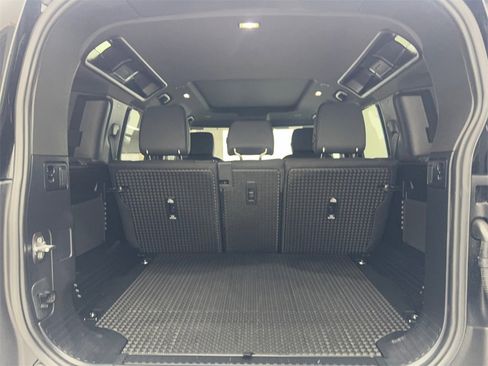 Used 2025 Land Rover Defender 110 S image 72