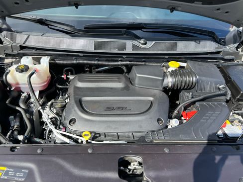 Used 2025 Chrysler Pacifica Select FWD image 3