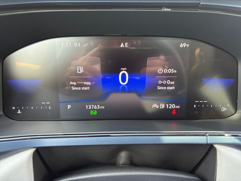 Certified 2023 Volkswagen Taos SE w/ Panoramic Sunroof Package AWD/4WD image 11
