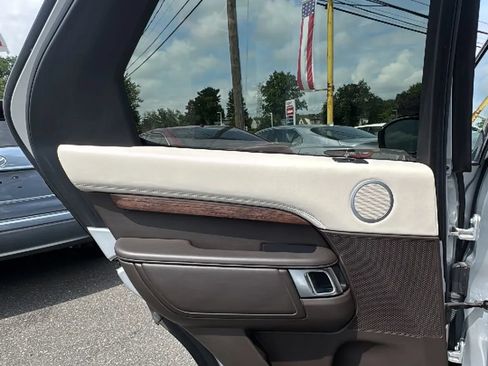 Used 2018 Land Rover Discovery HSE Luxury AWD/4WD image 13