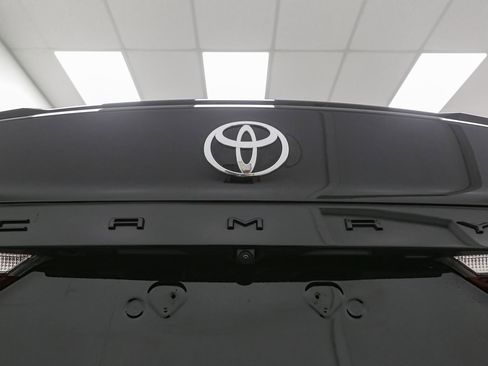 Used 2025 Toyota Camry SE w/ Convenience Package image 12