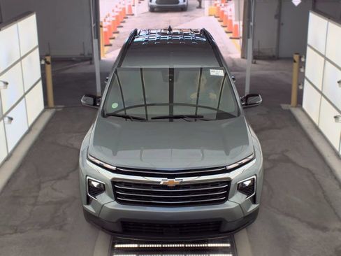 Used 2024 Chevrolet Traverse LT FWD image 2