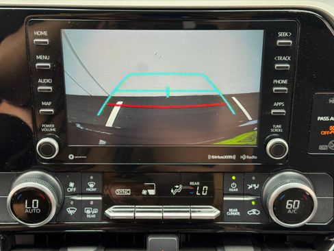 Used 2021 Toyota Highlander LE AWD/4WD image 24