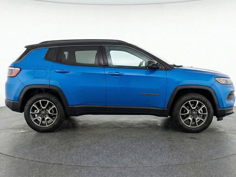Used 2025 Jeep Compass Trailhawk AWD/4WD image 11