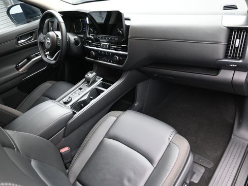 Used 2025 Nissan Pathfinder SL image 42