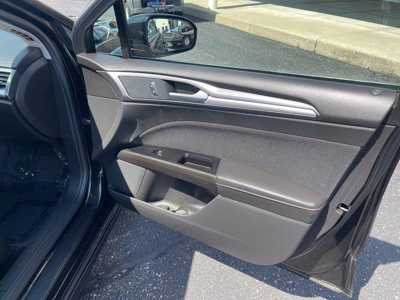 Used 2015 Ford Fusion SE FWD image 9