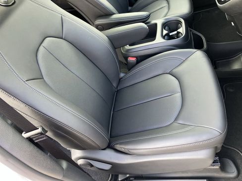 New 2026 Chrysler Pacifica Select FWD image 34