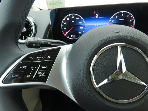 New 2026 Mercedes-Benz GLB 250 image 11