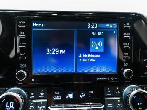 Used 2021 Toyota Highlander XLE AWD/4WD image 29