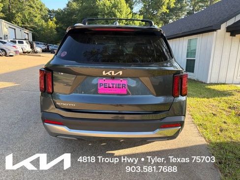 Used 2024 Kia Sorento S w/ Panoramic Sunroof Package FWD image 10
