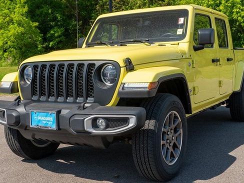 Used 2023 Jeep Gladiator Overland w/ Popular Equipment Package AWD/4WD image 2