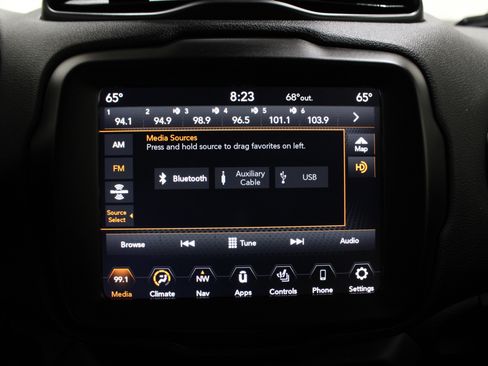 Used 2023 Jeep Renegade Latitude w/ Premium Group image 15