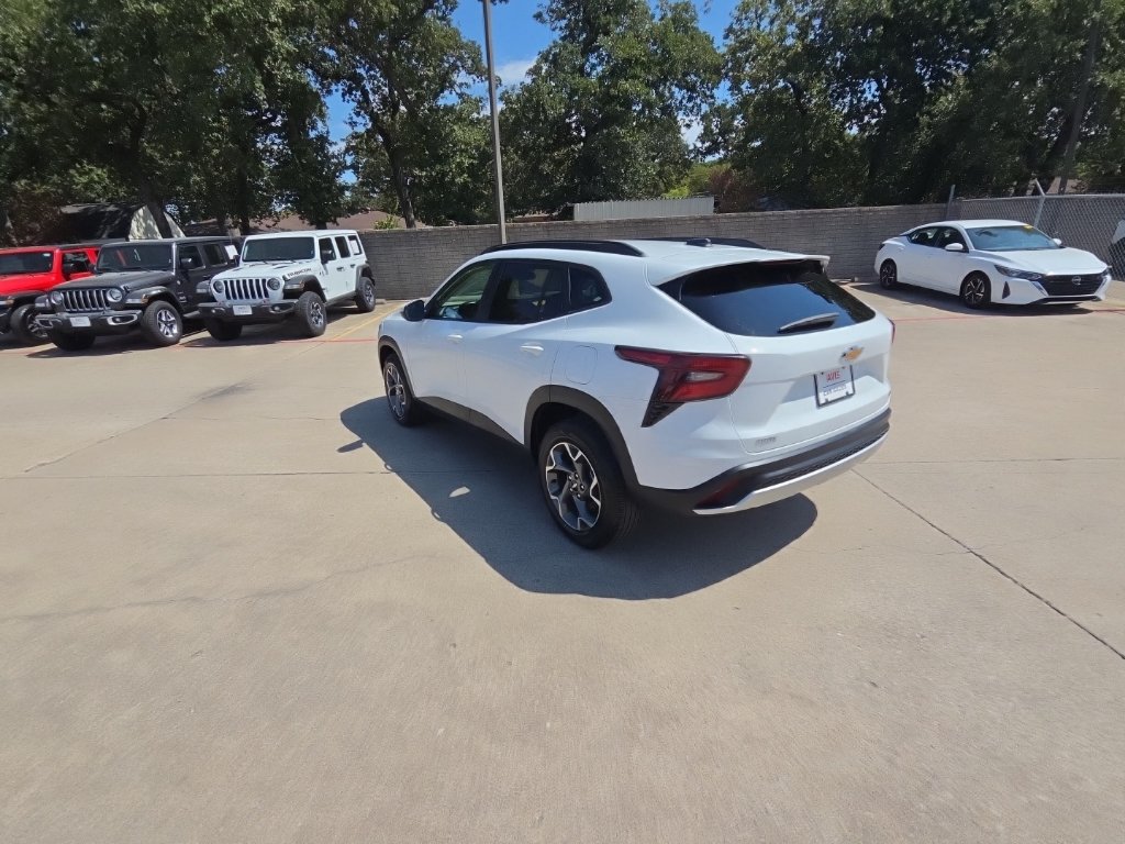 Used 2025 Chevrolet Trax LT w/ LT Convenience Package FWD image 8