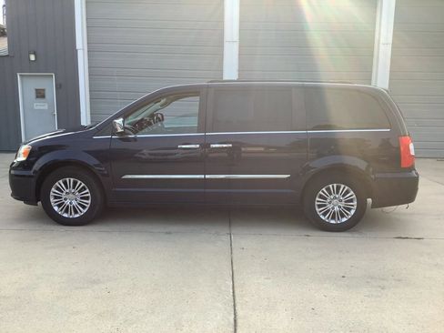 Used 2015 Chrysler Town & Country Touring-L w/ Driver Convenience Group FWD image 4