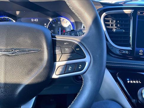 Used 2022 Chrysler Pacifica Touring-L image 13